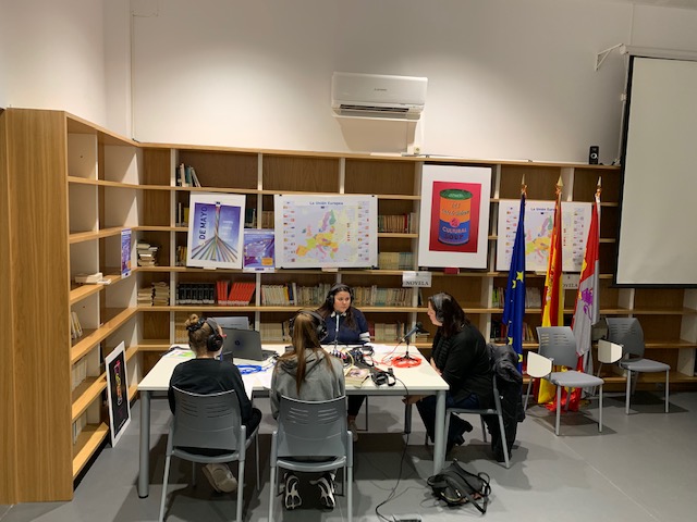 Care Santos leyendo "Mentira"