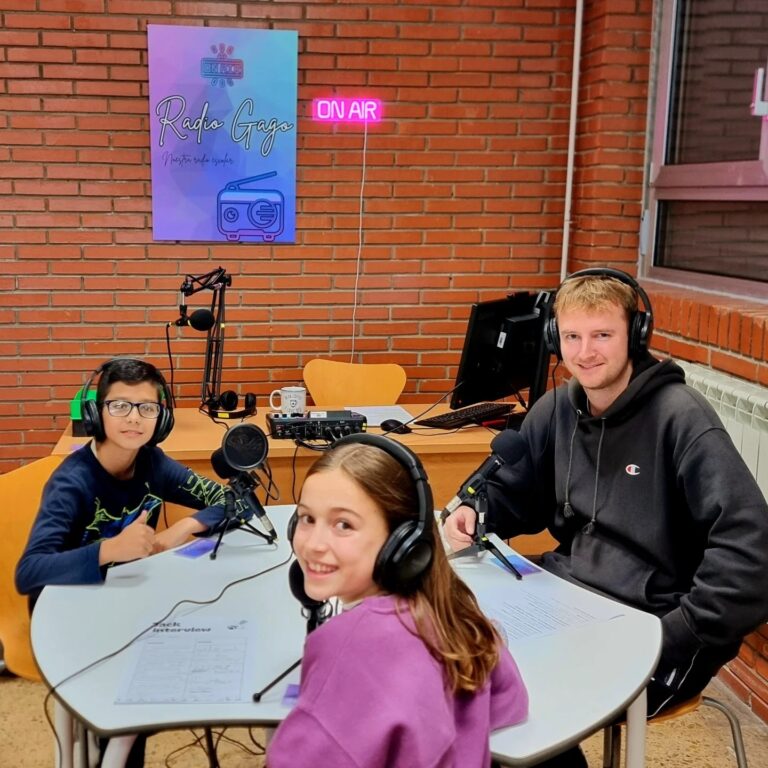 "Conociendo a nuestro auxiliar de conversación" - 5º Primaria - Radio Gago
