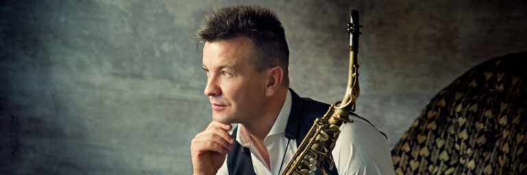 Saludo del saxofonista Ismael Dorado