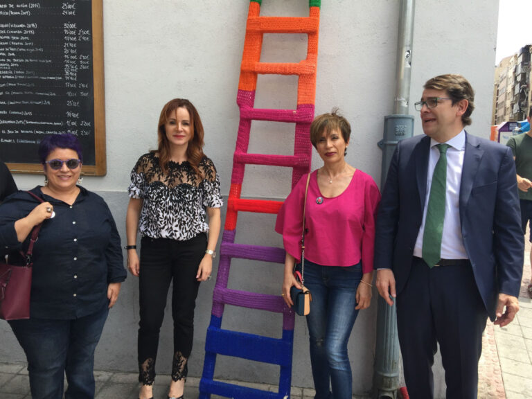 Silvia Clemente visita el Oeste