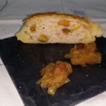 Rollo de pollo con  hojaldre y pistachos