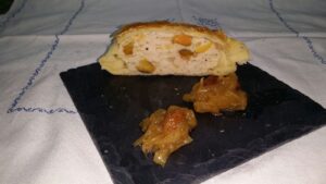 Rollo de pollo con hojaldre y pistachos