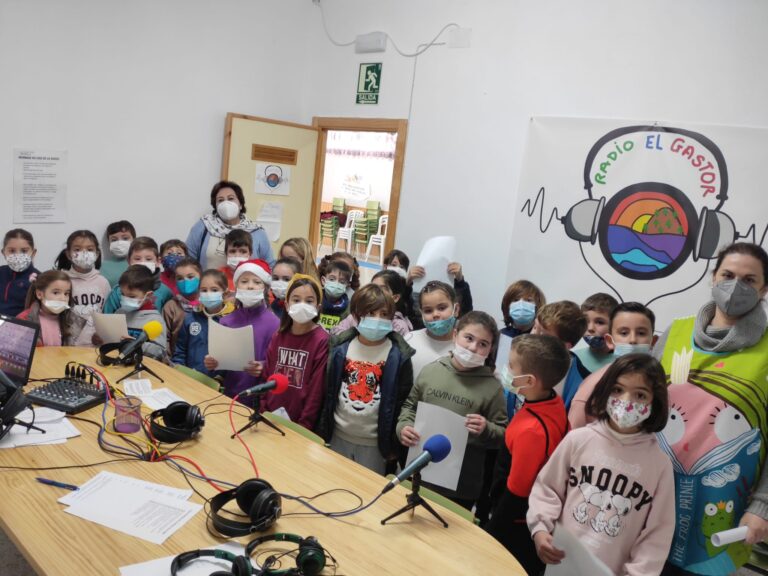 VILLANCICO 1º Y 2º EP: "ES NAVIDAD"