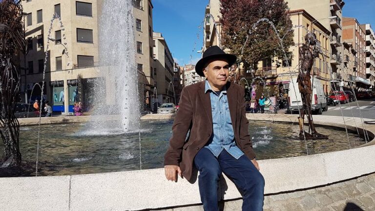 El escultor José  Antonio Elvira nos habla de la exposición “Retorno al Oeste” que está instalada en la Plaza del Barrio