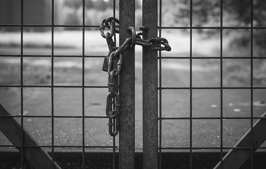 ENCERRADOS EN EL COLEGIO