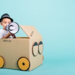 El niño que jugaba con cajas