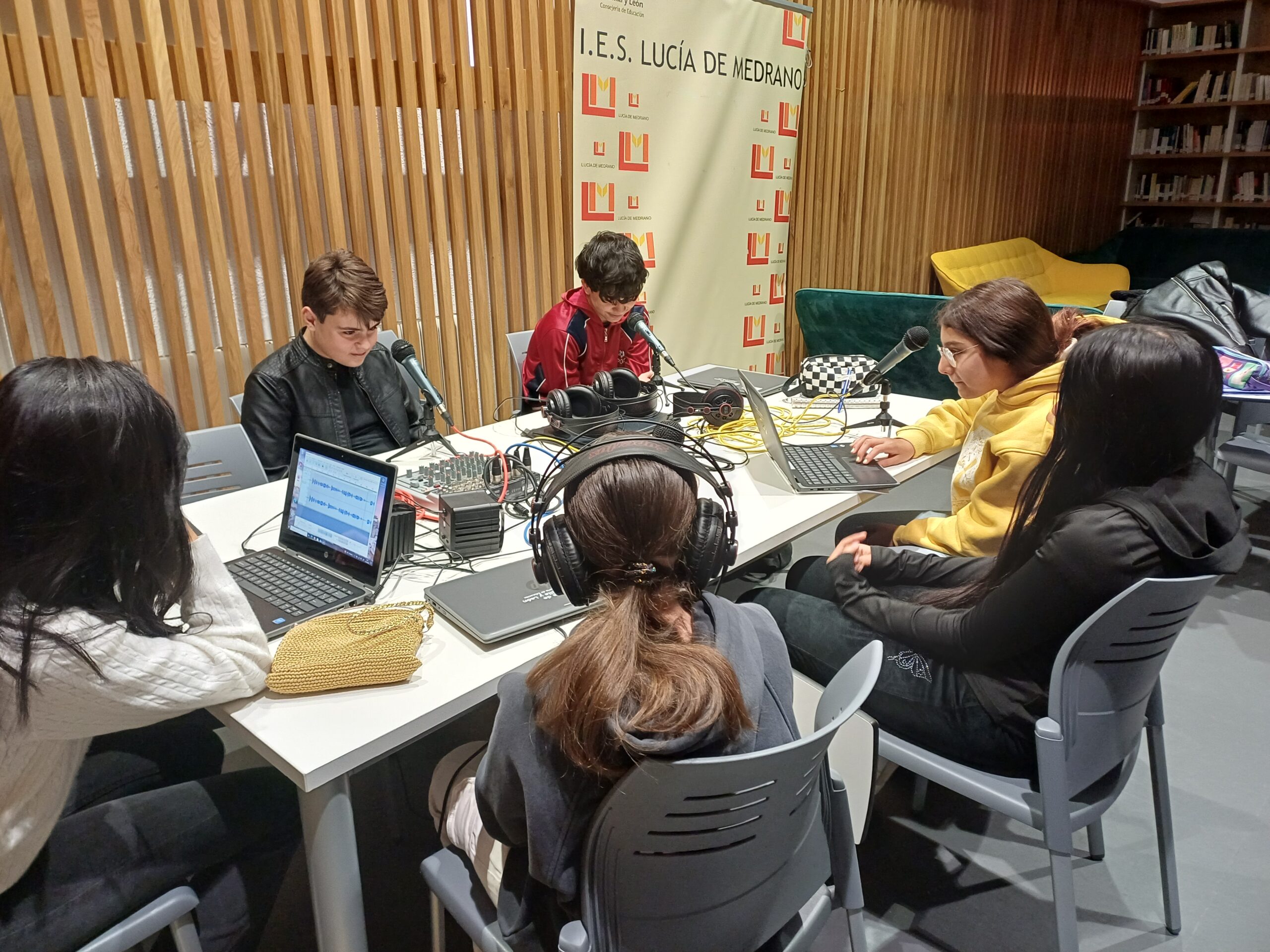 Escuchar podcast CELEBRAMOS EL DÍA DE LAS ESCRITORAS