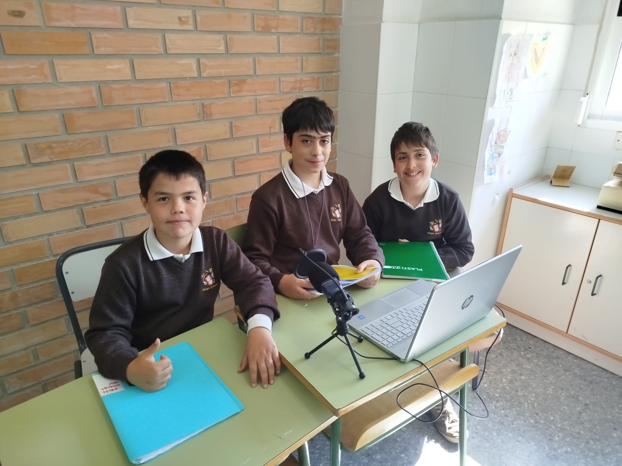 Escuchar podcast Dispositivos móviles en el aula por el Colegio Sedaví