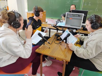 Escuchar podcast El trabajo no es un juebo – (Grado Básico Servicios Administrativos – Colegio San Jose – FEyE Puertollano)